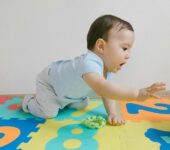 Czy mata edukacyjna jest dobra dla niemowlaka?