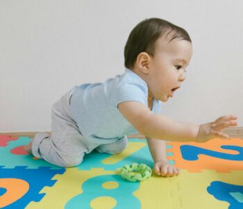Czy mata edukacyjna jest dobra dla niemowlaka?