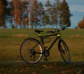 Nauka jazdy na rowerze – jak pomóc dziecku opanować podstawy w bezpieczny sposób?