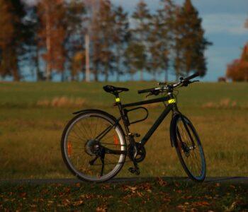 Nauka jazdy na rowerze – jak pomóc dziecku opanować podstawy w bezpieczny sposób?