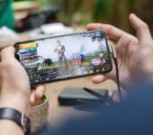 Dlaczego dzieci tak często sięgają po telefon?