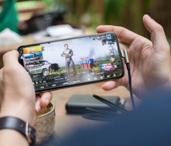 Dlaczego dzieci tak często sięgają po telefon?