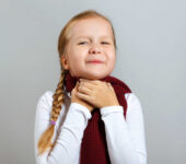 Ból gardła u dziecka potrafi pojawić się nagle i szybko stać się głównym problemem całej rodziny. Maluch może skarżyć się na trudności przy przełykaniu, odmawiać jedzenia, być rozdrażniony i apatyczny. Choć w wielu przypadkach przyczyna nie jest groźna, objawów tych nie należy bagatelizować. Sprawdź, co najczęściej stoi za bólem gardła u dziecka i jak bezpiecznie złagodzić te dolegliwości.