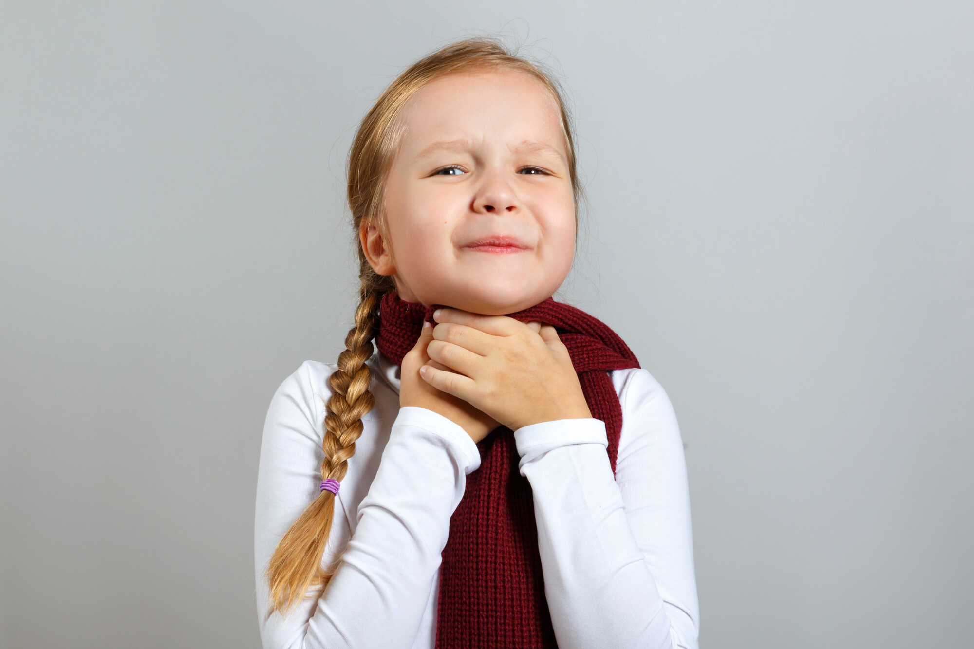 Ból gardła u dziecka potrafi pojawić się nagle i szybko stać się głównym problemem całej rodziny. Maluch może skarżyć się na trudności przy przełykaniu, odmawiać jedzenia, być rozdrażniony i apatyczny. Choć w wielu przypadkach przyczyna nie jest groźna, objawów tych nie należy bagatelizować. Sprawdź, co najczęściej stoi za bólem gardła u dziecka i jak bezpiecznie złagodzić te dolegliwości.