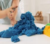 Czy kolorowy piasek kinetyczny brudzi ręce i meble?