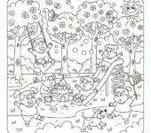 Grupa wesołych dzieci bawiących się w parku z kwitnącymi drzewami, kolorowanka dla dzieci, czarne kontury, białe tło.