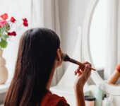 dziecko malujące się przy toaletce