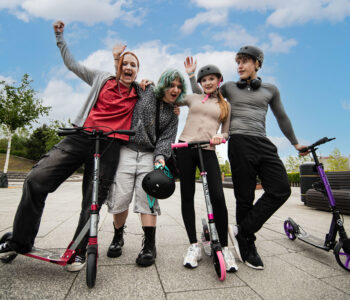 Aktywna zabawa na świeżym powietrzu jak wybrać sprzęt który zachęca dzieci i dorosłych do ruchu