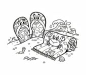 Para klapek i ręcznik plażowy na piasku, kolorowanka dla dzieci, czarne kontury, białe tło.