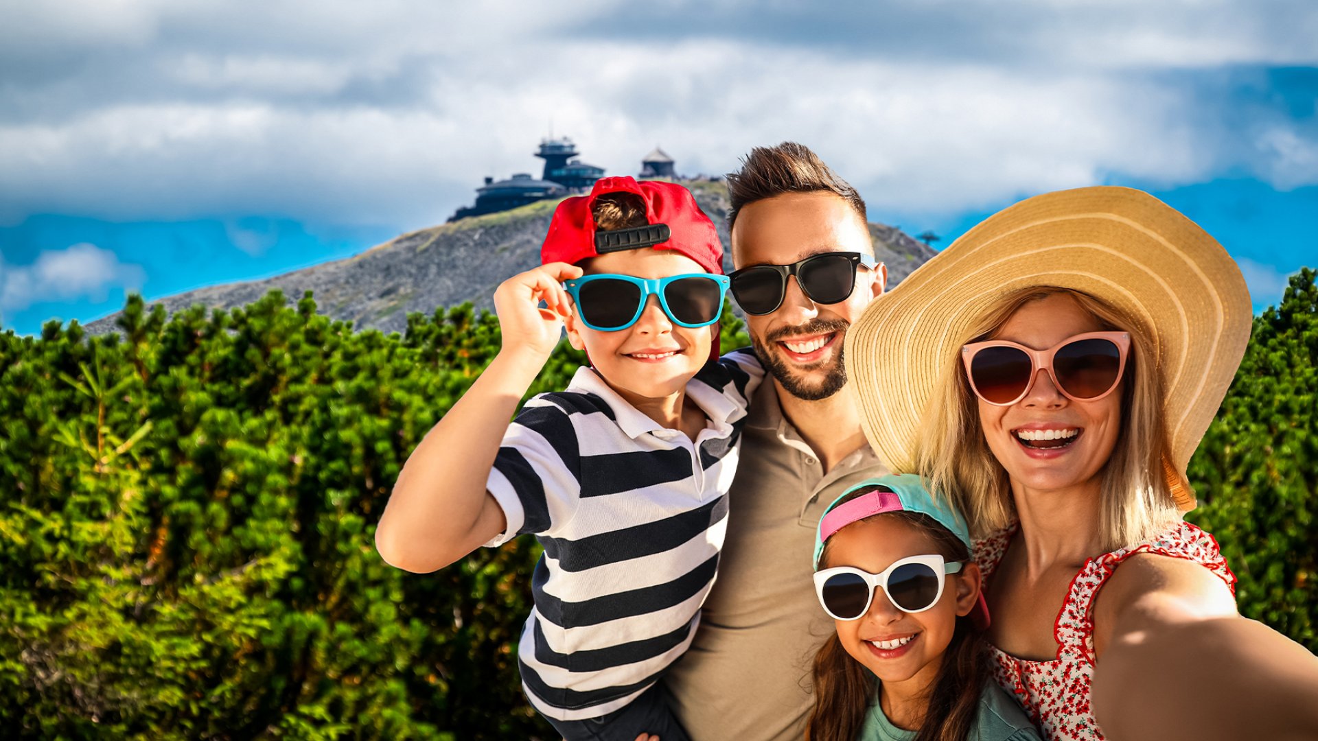 Rodzina z dziećmi podziwia górskie widoki podczas urlopu w Karkonoszach w Hotelu Dziki Potok