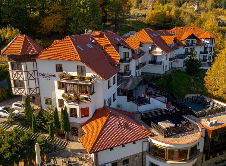 Hotel Dziki Potok w Karpaczu otoczony zielenią, idealny na rodzinne wakacje w górach
