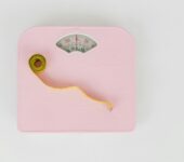 Chcesz wrócić do formy po ciąży? Dietetyczka odpowiada na najczęstsze pytania i obawy