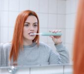 Uśmiech, który mówi więcej, niż myślisz. Czy naprawdę dbasz o swoje zęby?