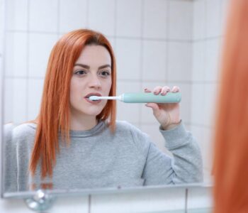 Uśmiech, kt&oacute;ry m&oacute;wi więcej, niż myślisz. Czy naprawdę dbasz o swoje zęby?