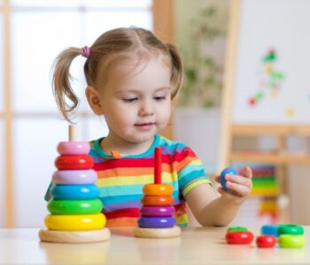 Jak wybrać zabawki edukacyjne, które budują więź?