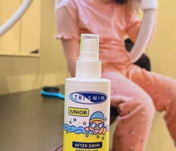 Koniec problemu splątanych włosów po basenie. TRISWIM Junior wprowadza odżywkę, która ułatwia rozczesywanie i poprawia komfort dzieci