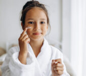 Jak wybrać kosmetyki dla niemowląt i dzieci, które są naprawdę delikatne dla skóry?