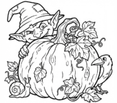 Złośliwy goblin chowający się za dużą dynią, kolorowanka dla dzieci, czarne kontury, białe tło.