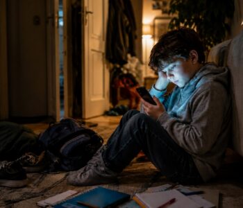 Dlaczego twoje dziecko sięga po telefon zaraz po szkole? To nie jest lenistwo