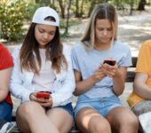 Cyfrowe podwórko nowej generacji. 6 aplikacji, które świetnie zna Twoje dziecko - i które warto poznać razem z nim