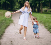 Aktywna mama na wakacjach – jak połączyć wygodę z dobrym wyglądem?