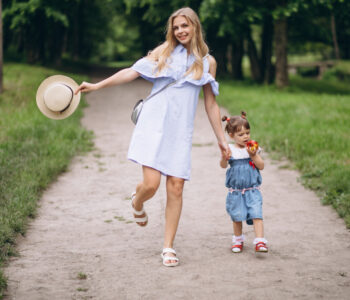 Aktywna mama na wakacjach – jak połączyć wygodę z dobrym wyglądem?