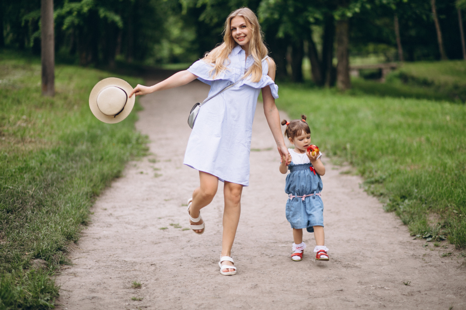 Aktywna mama na wakacjach – jak połączyć wygodę z dobrym wyglądem?