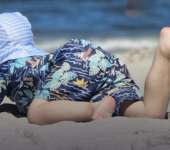 Jak zadbać o dziecko latem? Praktyczny przewodnik dla rodziców na upały, plażę i wakacyjne wyjazdy