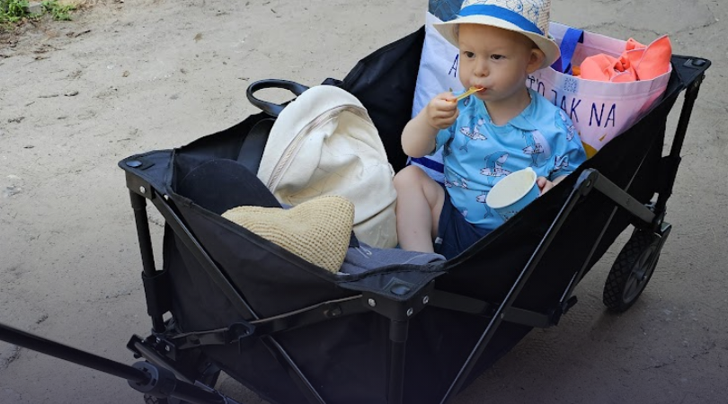 Jak zadbać o dziecko latem? Praktyczny przewodnik dla rodziców na upały, plażę i wakacyjne wyjazdy