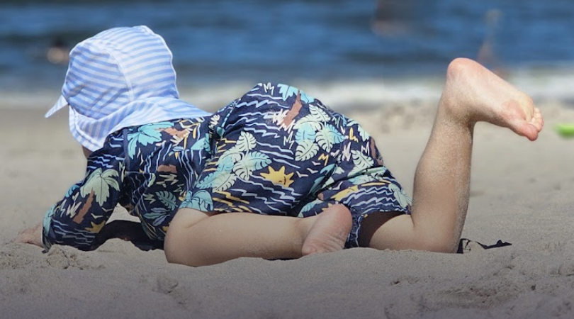 Jak zadbać o dziecko latem? Praktyczny przewodnik dla rodziców na upały, plażę i wakacyjne wyjazdy