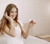 Pierwsze objawy ciąży – jak ciało sygnalizuje zmiany jeszcze przed wizytą u lekarza?