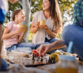 Nie tylko koc i kanapki. Co warto zabrać na rodzinny piknik z dziećmi?
