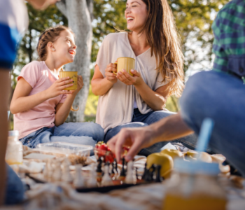 Nie tylko koc i kanapki. Co warto zabrać na rodzinny piknik z dziećmi?