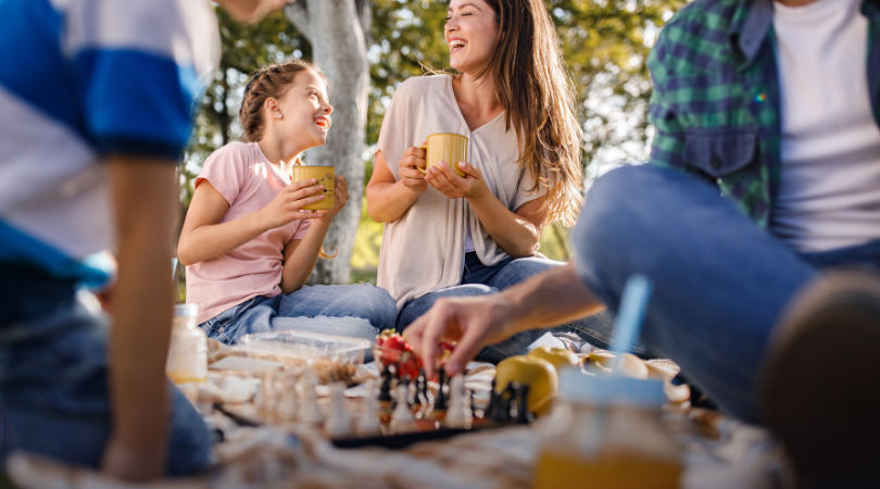 Nie tylko koc i kanapki. Co warto zabrać na rodzinny piknik z dziećmi?