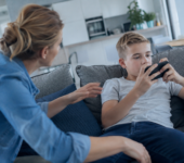 mama, dziecko i telefon