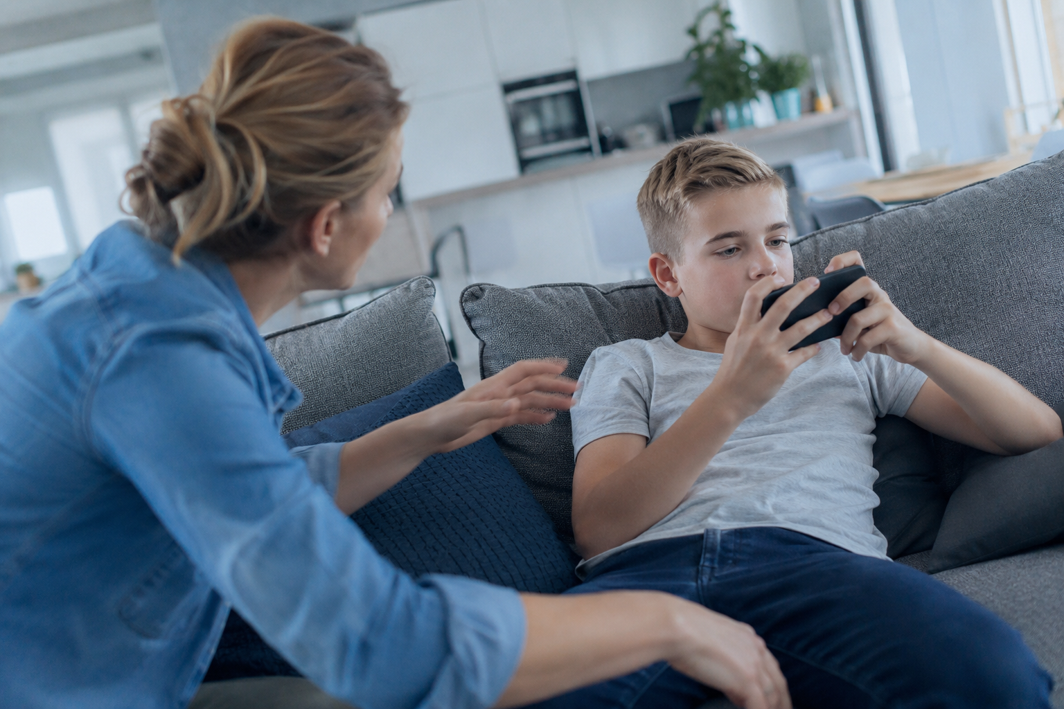 mama, dziecko i telefon