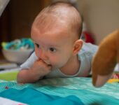 Leżenie na brzuchu – dlaczego jest ważne i jak do niego zachęcić