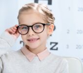 Okulary do szkoły, zabawy i sportu – jak wybrać soczewki dla aktywnego dziecka?