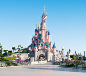 Kolorowe parady, bajkowe krainy i niezapomniane atrakcje – poznaj Disneyland® Paris