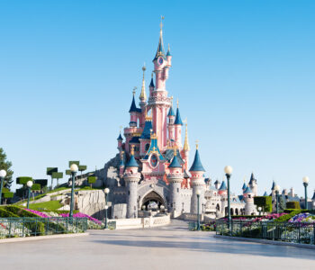 Kolorowe parady, bajkowe krainy i niezapomniane atrakcje – poznaj Disneyland® Paris