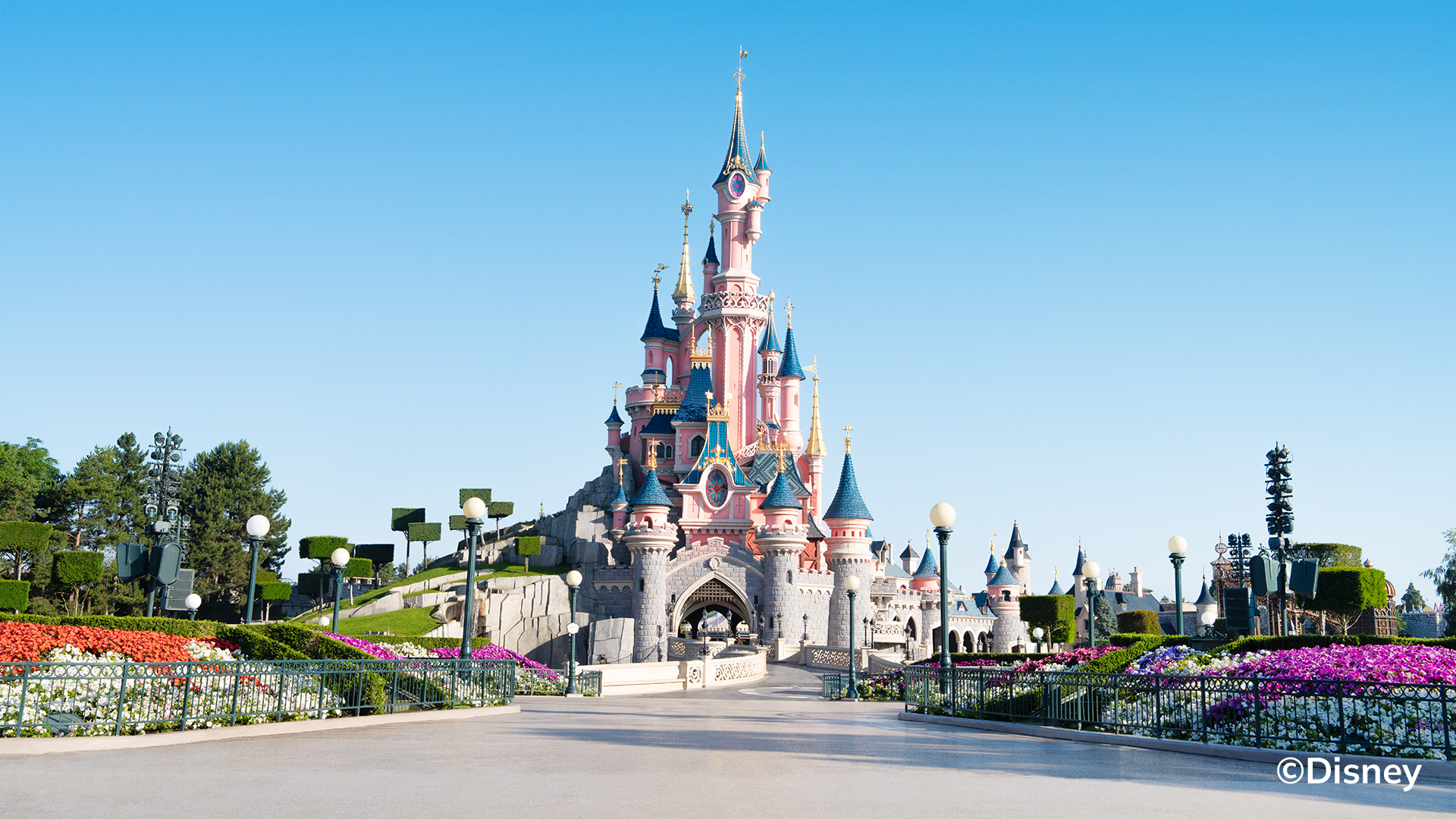 Kolorowe parady, bajkowe krainy i niezapomniane atrakcje – poznaj Disneyland® Paris