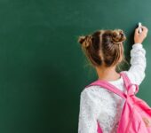 Jak zaangażować dziecko w kompletowanie własnej wyprawki?