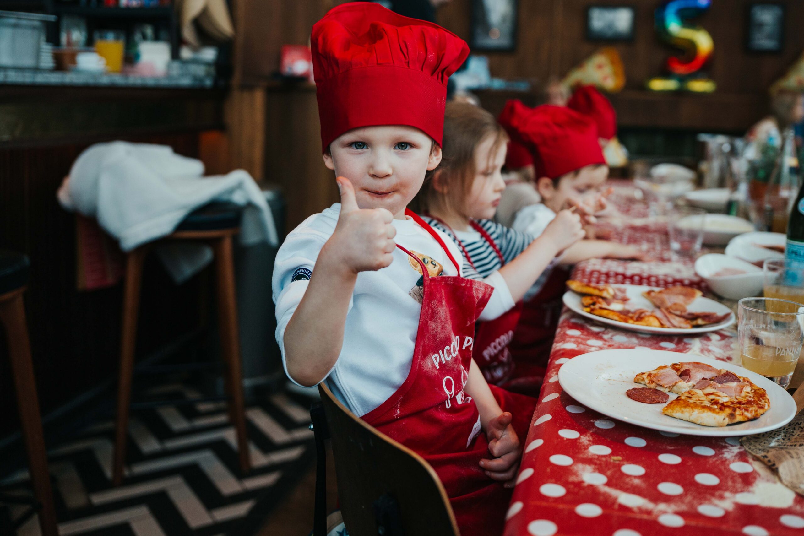 L'Osteria zamienia się w szkołę pizzy. Ruszyły Warsztaty Małego Pizzaiolo dla grup zorganizowanych 