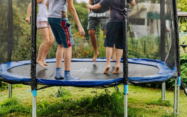 Trampolina i inne gadżety ogrodowe, czyli sprawdzony sposób na zabawę dla całej rodziny