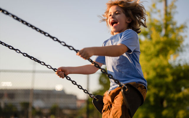 Dziecko huśtające się na huśtawce - tytułowa