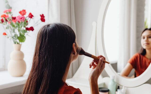 dziecko malujące się przy toaletce