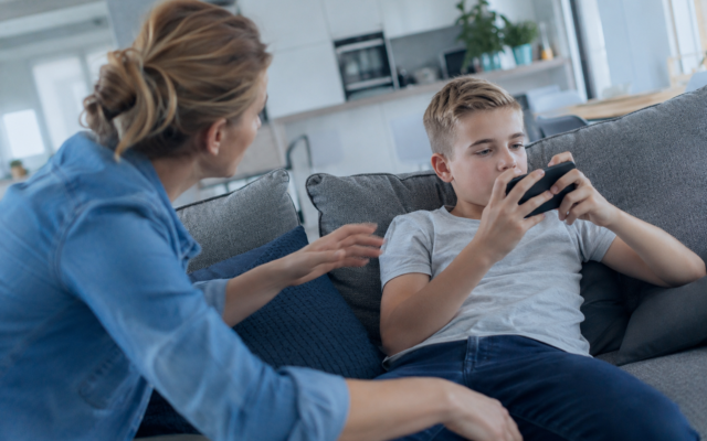 mama, dziecko i telefon