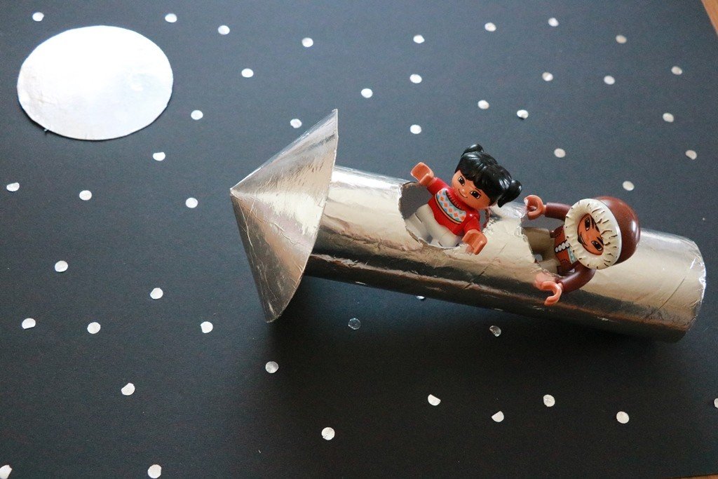 Kosmos z rolek po papierze toaletowym łatwe diy dla dzieci zabawy plastyczne recykling